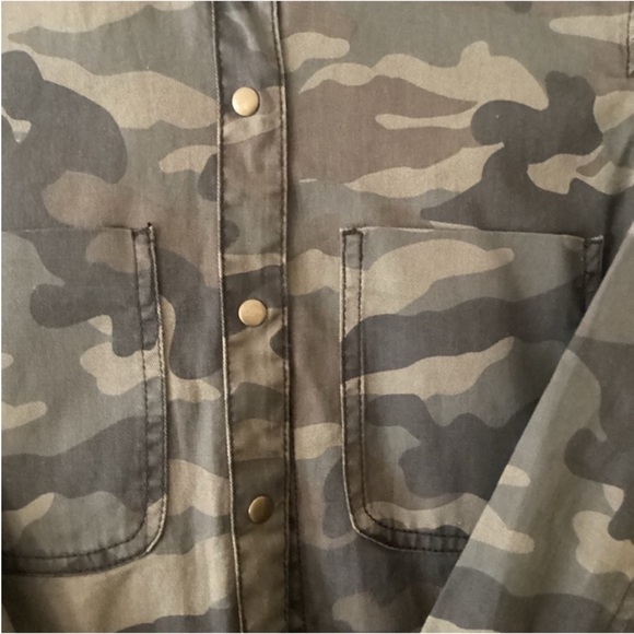 New Forever 21 Cotton Camouflage Snap Closure Shacket Utility Shirt Size Small - Picture 9 of 12